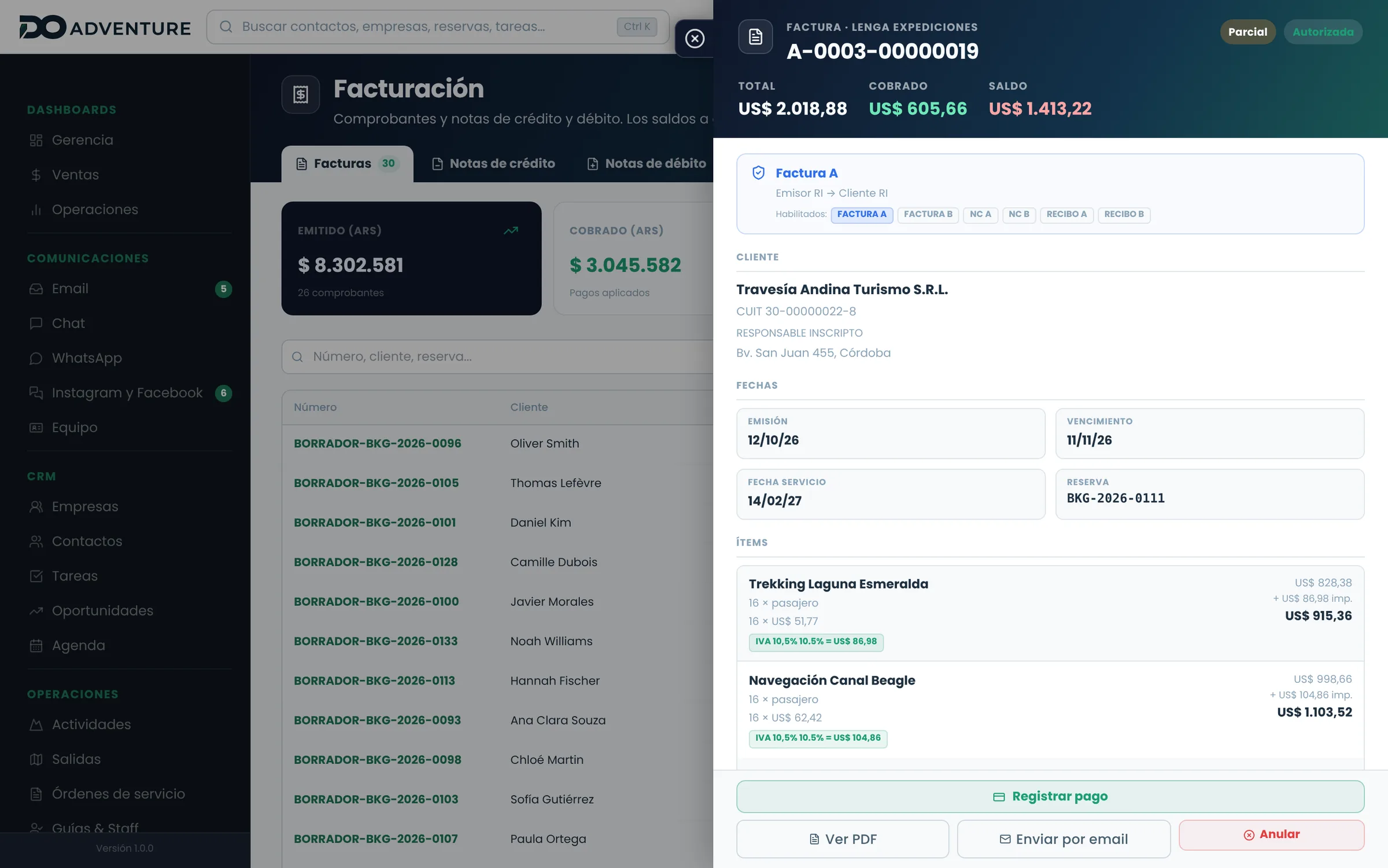 Una factura con su cliente, ítems, IVA y los pagos registrados